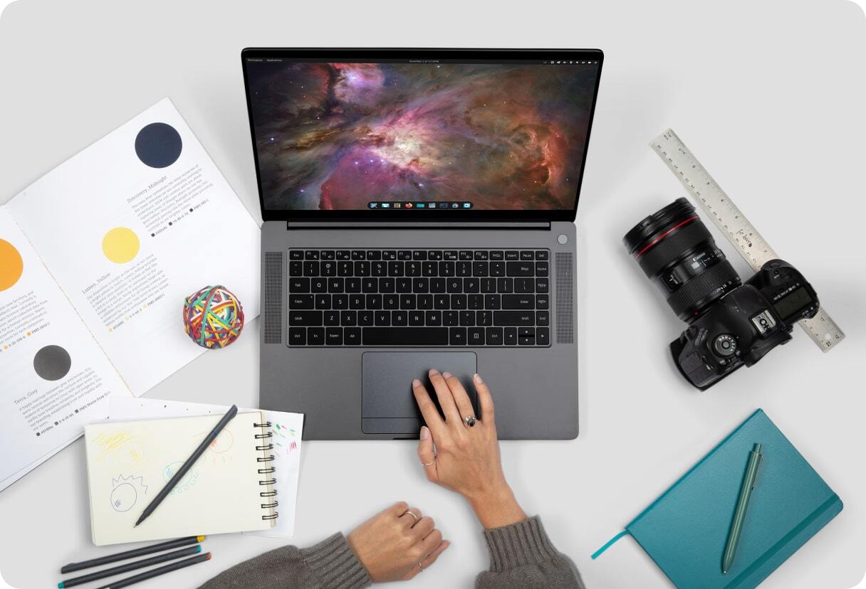 This artist has removed the dock and top bar from the Pop!_OS UI on their Pangolin laptop..